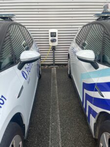 Dubbele Alfen Eve Double Pro-Line laadpalen op paalmontage Politiezone Aalst Volkswagen ID3